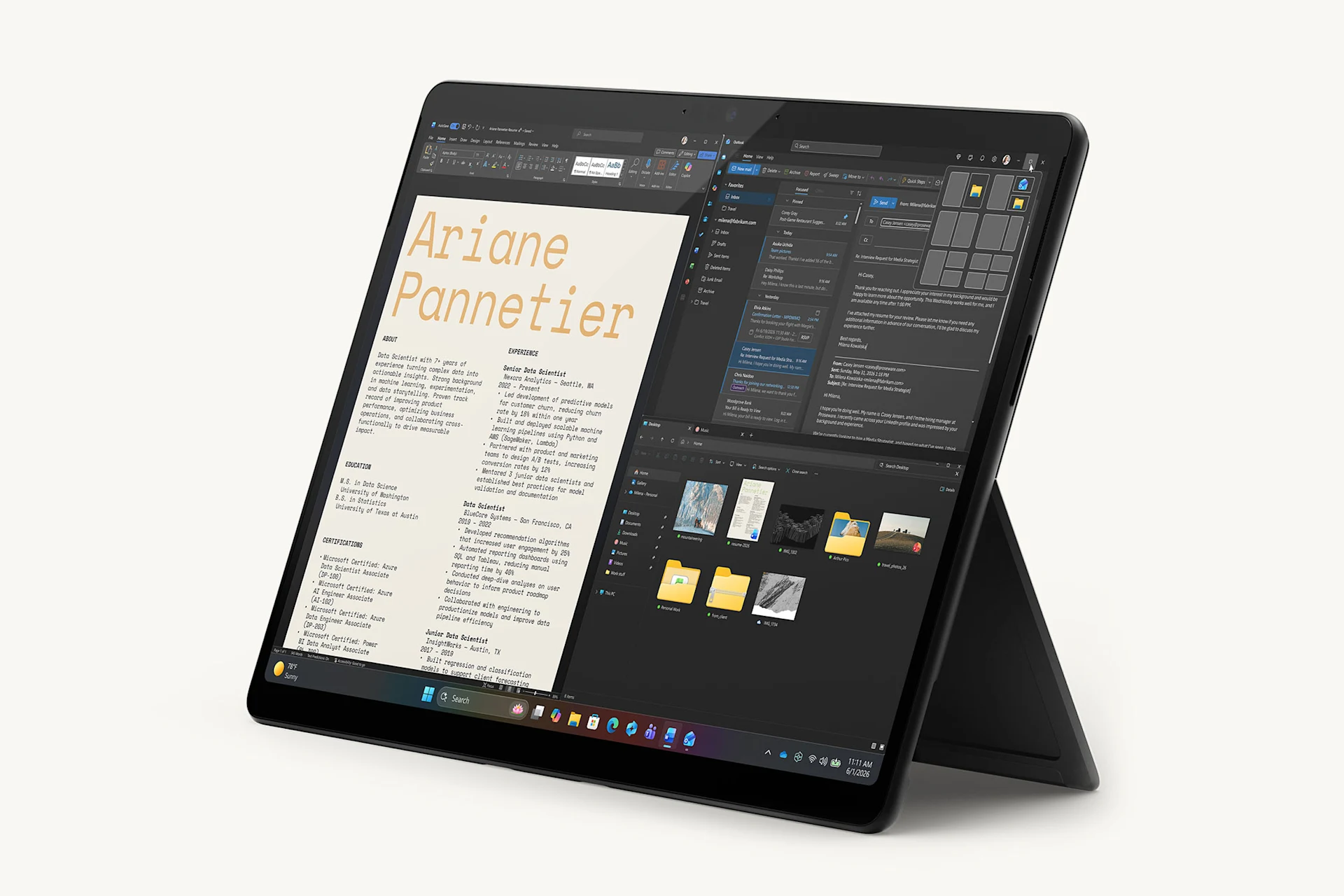 Surface Pro 12, 13 cali, w kolorze czarnym z rozłożoną podpórką