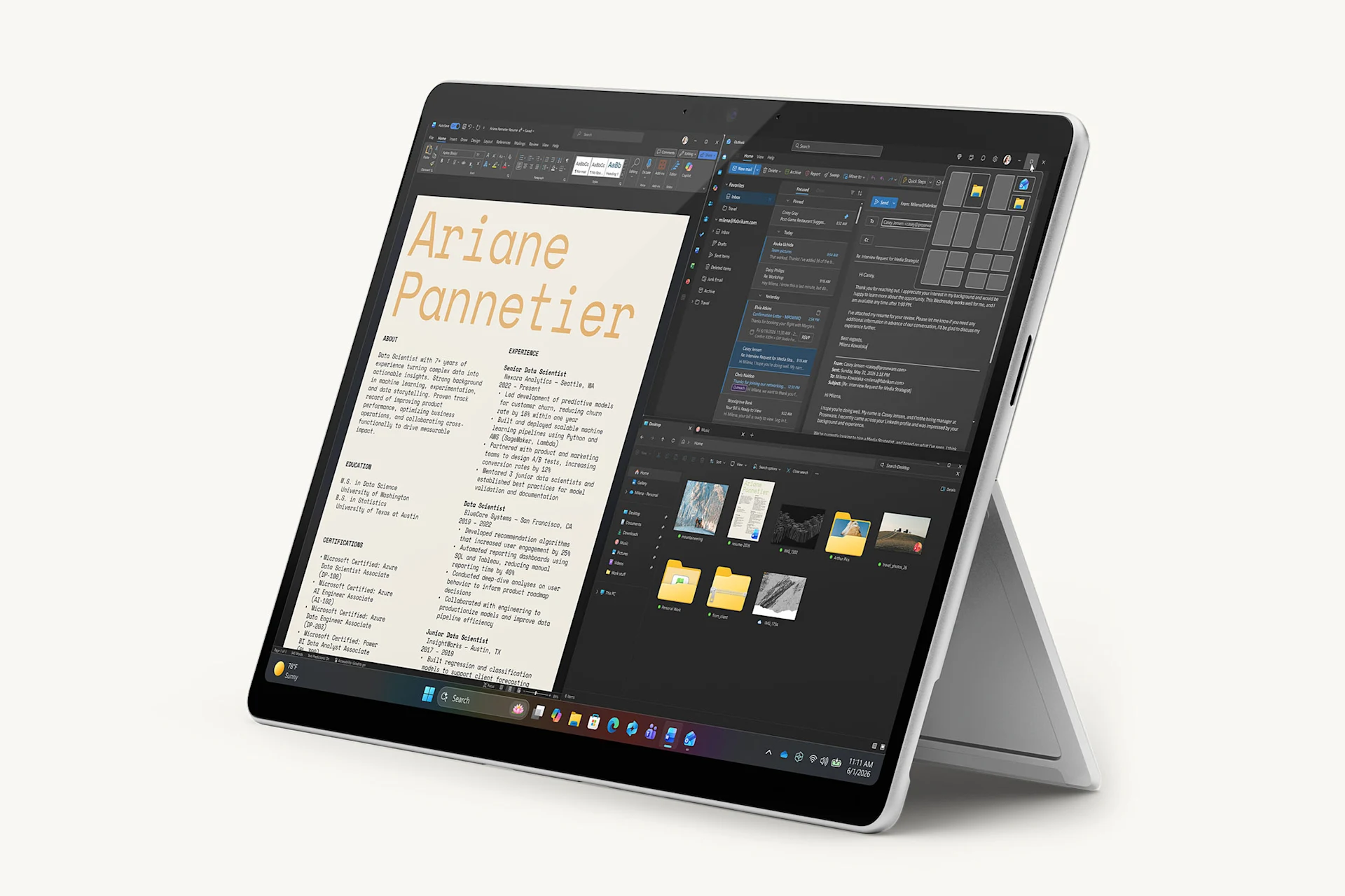 Surface Pro 12, 13 cali, w kolorze platynowym z rozłożoną podpórką
